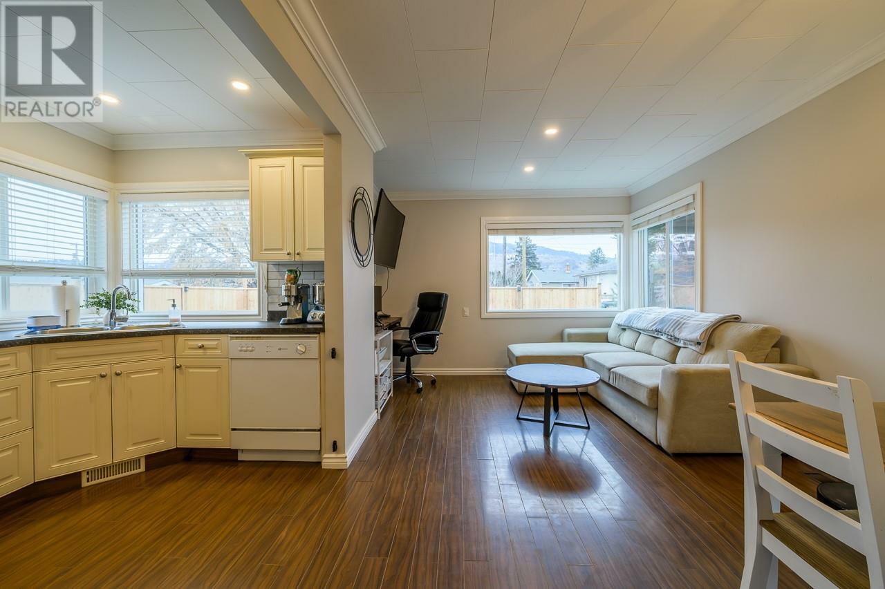 Property Photo:  646 Stewart Avenue  BC V2B 3W6 