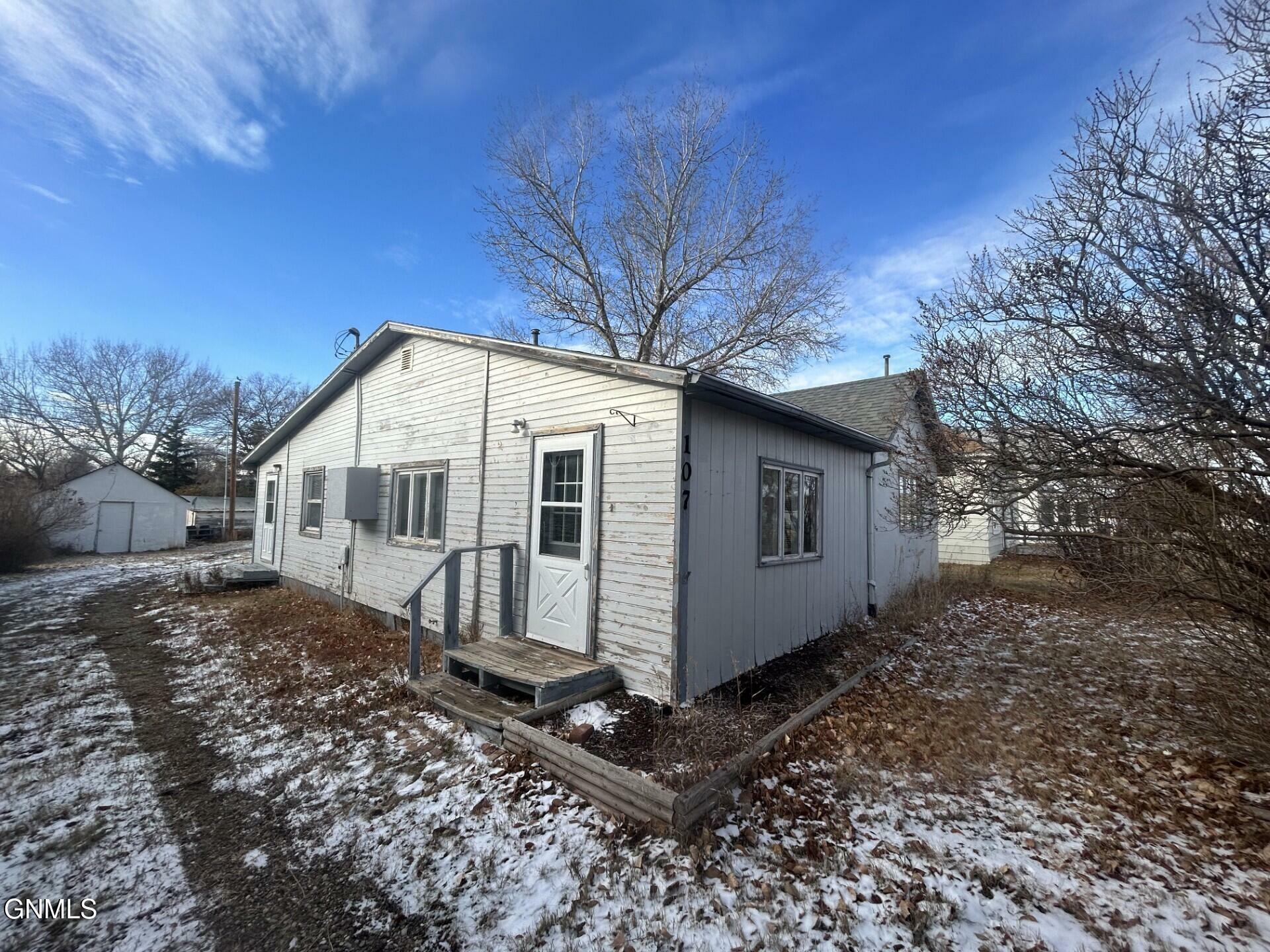 Property Photo:  107 3rd Avenue NW  ND 58623 