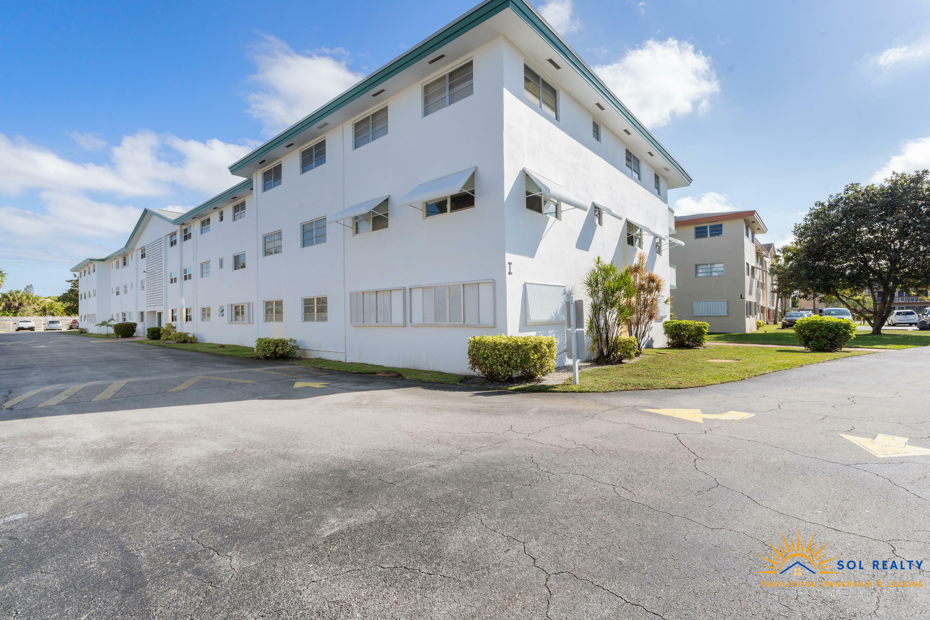 Property Photo:  5300 Washington Street I205  FL 33021 