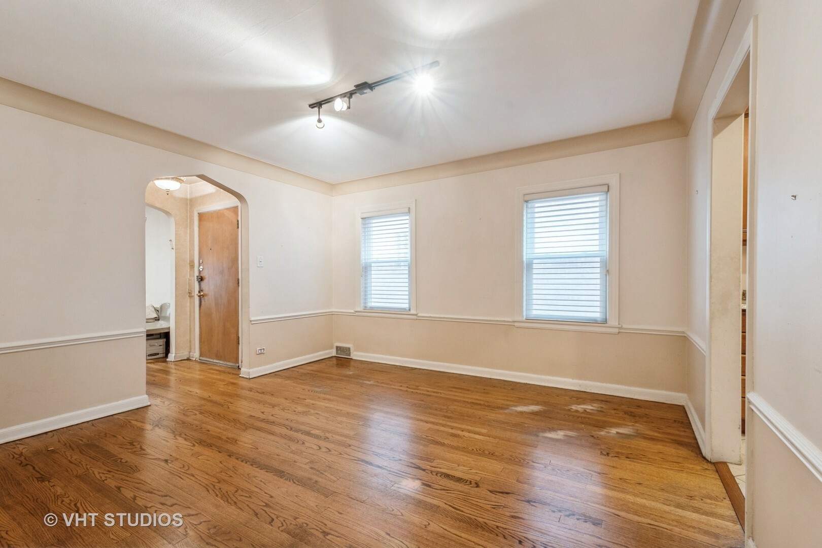 Property Photo:  6739 N Mozart Street  IL 60645 