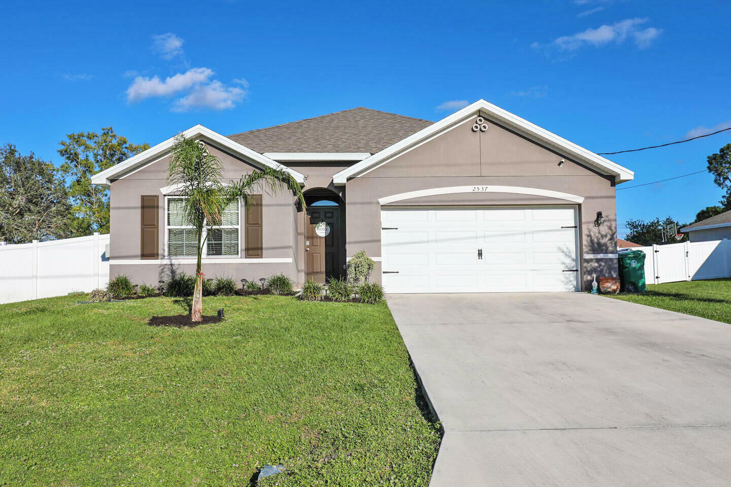 Property Photo: 2537 SW Fondura Road FL 34953