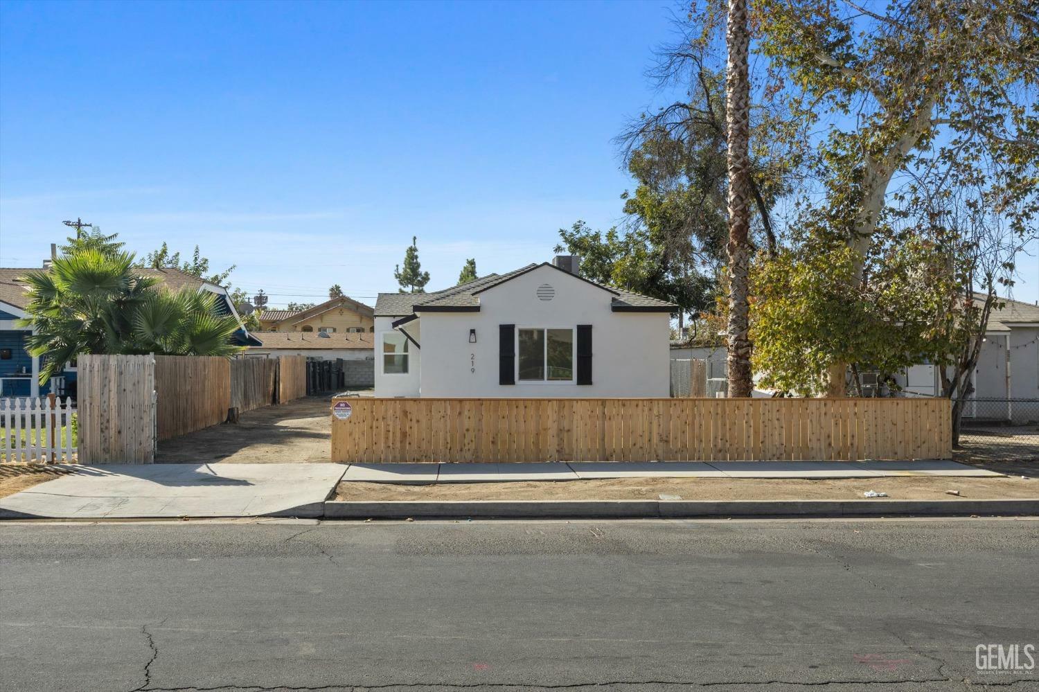 Property Photo:  219 8th Street  CA 93304 