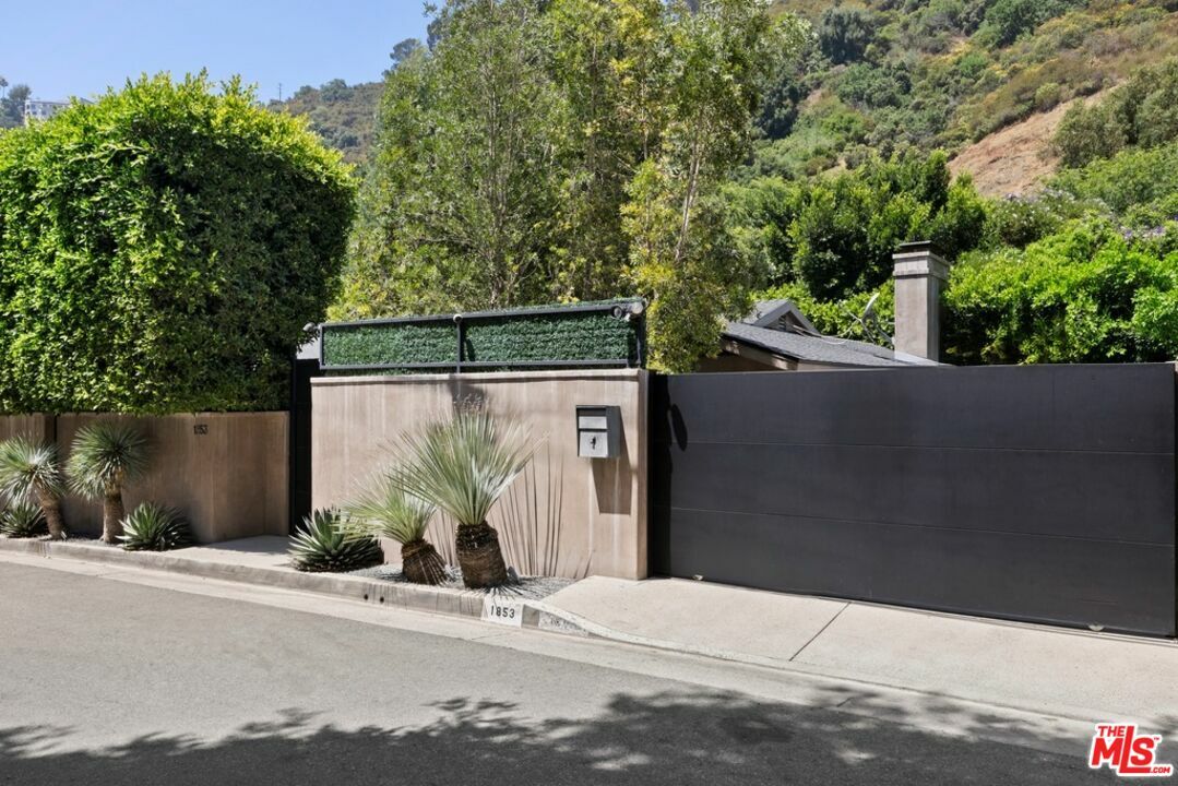 Property Photo:  1853 Franklin Canyon Dr  CA 90210 