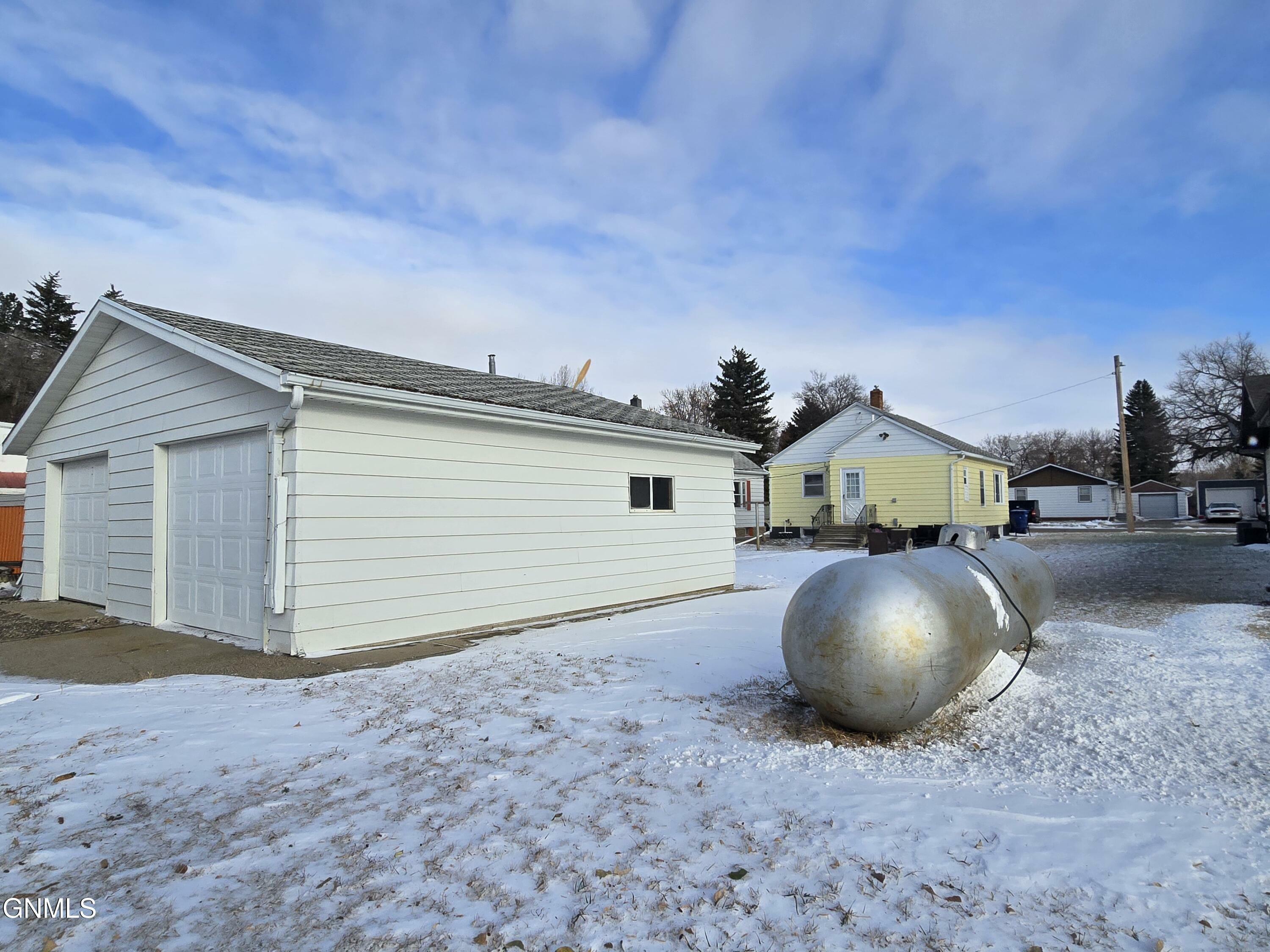 Property Photo:  213 1st Avenue NE  ND 58523 