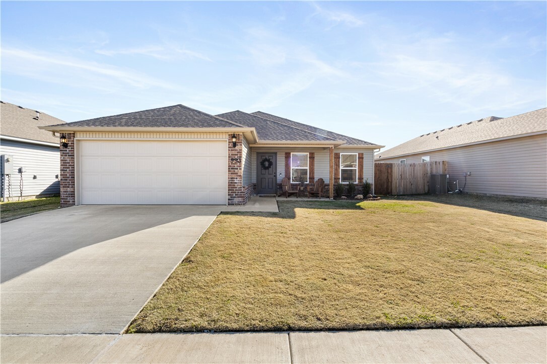 Property Photo:  993 E Starling Street  AR 72701 