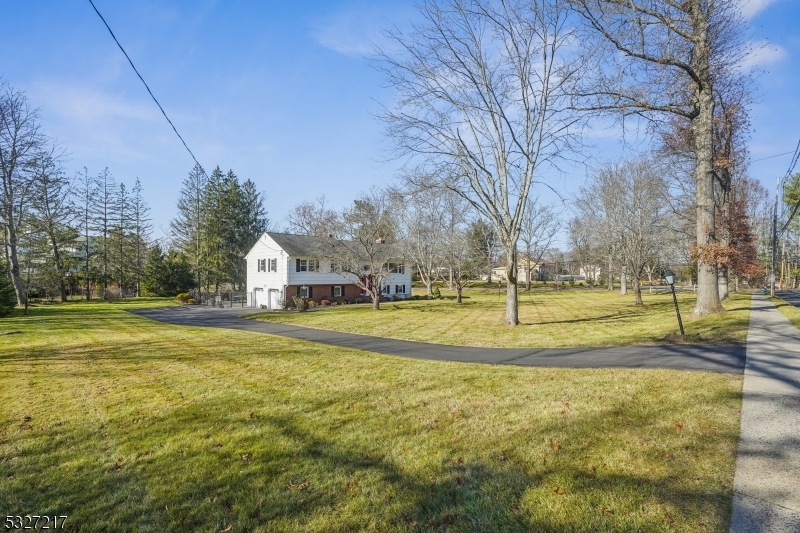 Property Photo:  5 Knollcroft Rd  NJ 07920 