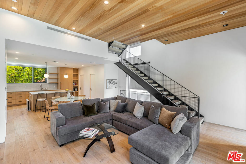 Property Photo: 610 S Van Ness Avenue 6 CA 90005