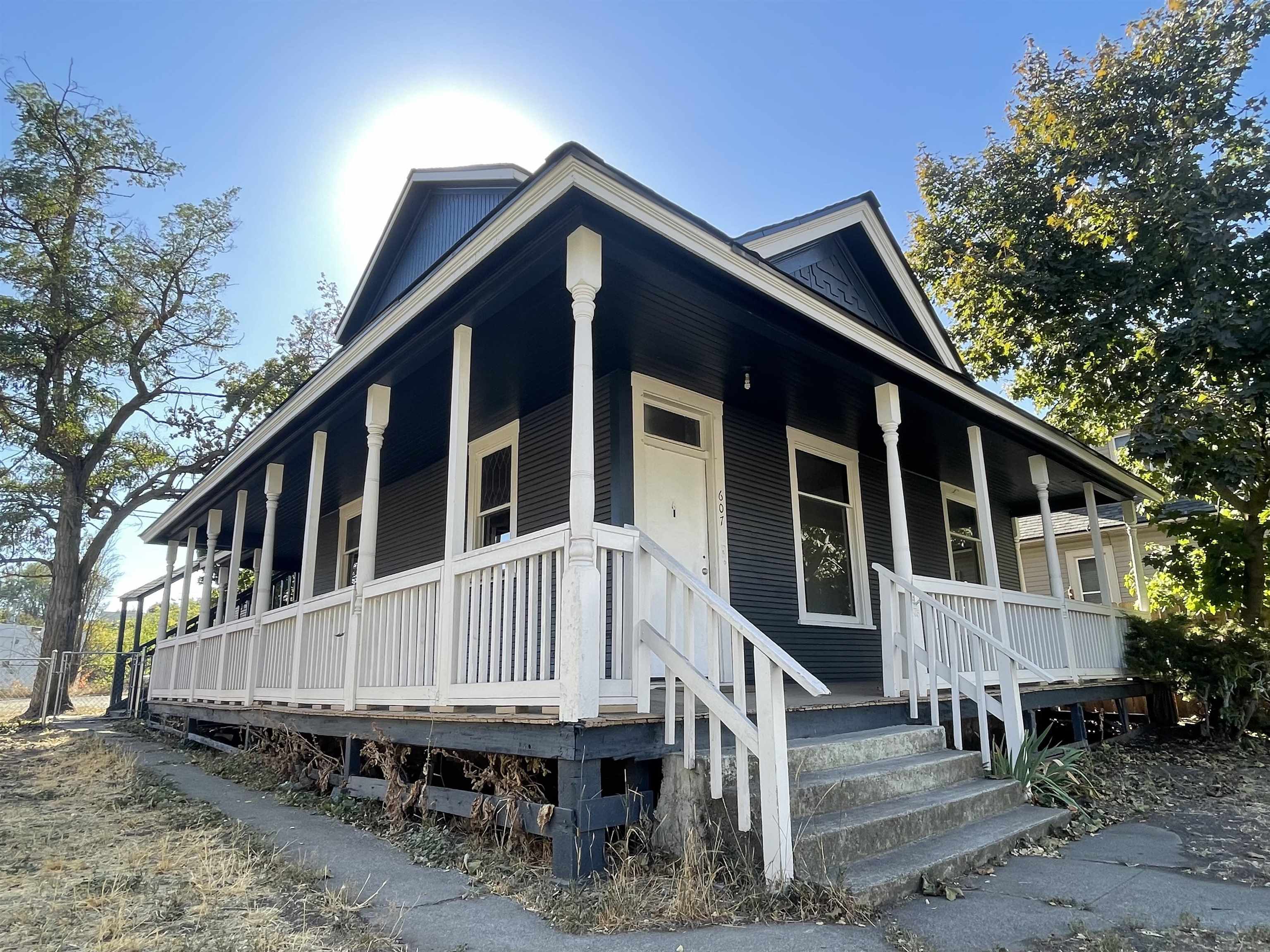 Property Photo:  607 W Shannon Ave  WA 99205 