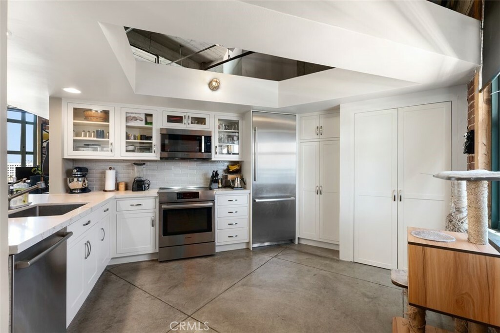 Property Photo:  100 W 5th Street 8B  CA 90802 