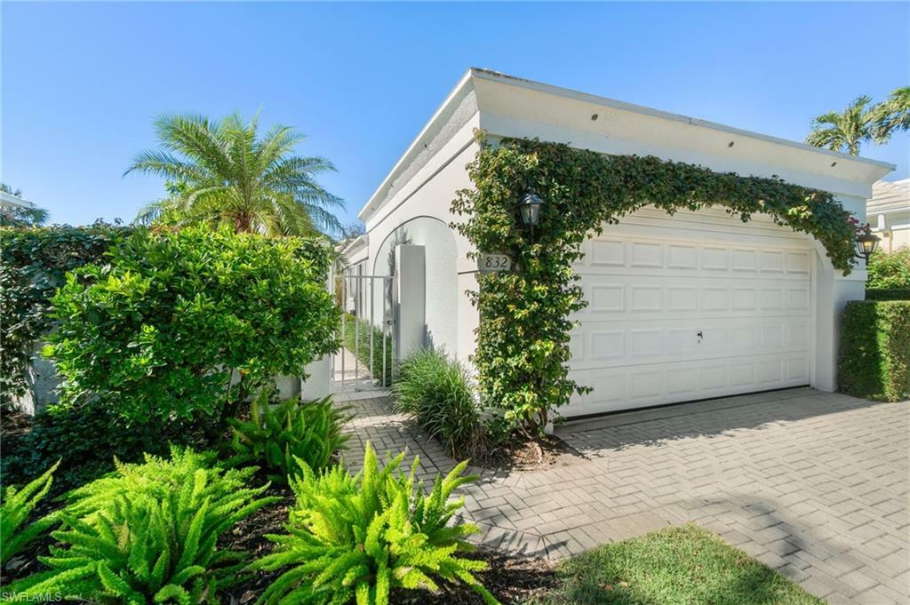 Property Photo:  832 Rue Deville 5  FL 34108 