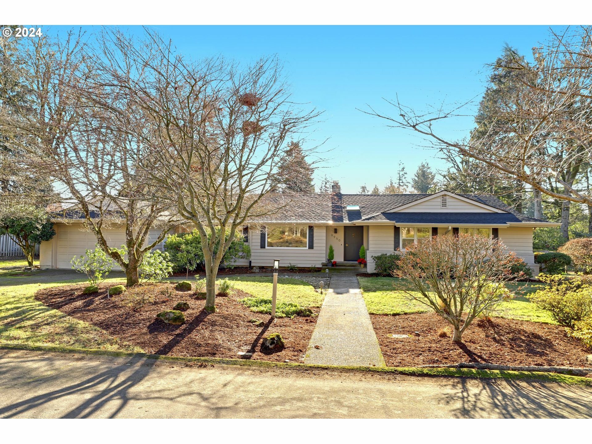 Property Photo: 9950 SW Hawthorne Ln OR 97225