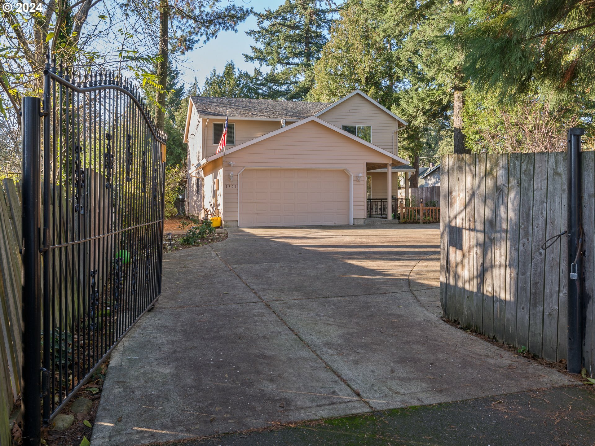 Property Photo:  1621 SE 148th Ave  OR 97233 