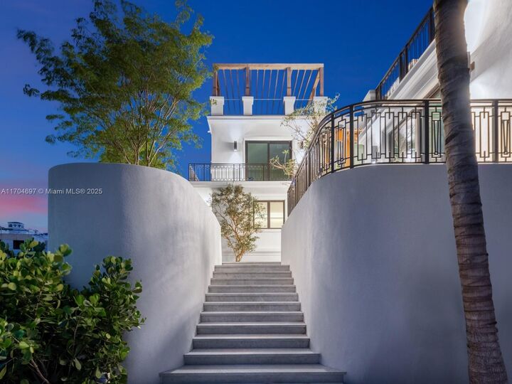 Property Photo: 1009 Links Dr FL 33109