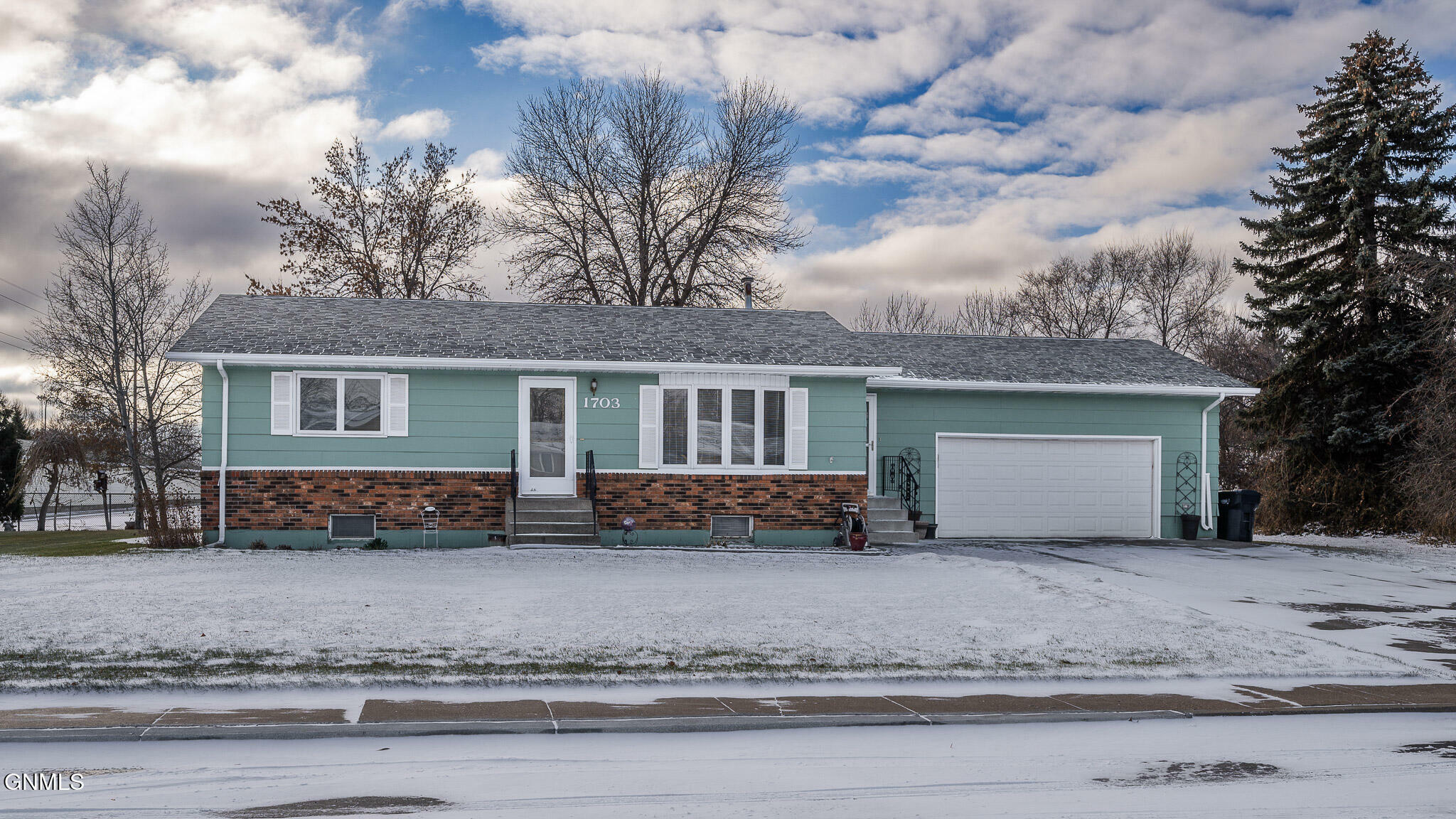 Property Photo:  1703 1st Street NE  ND 58554 