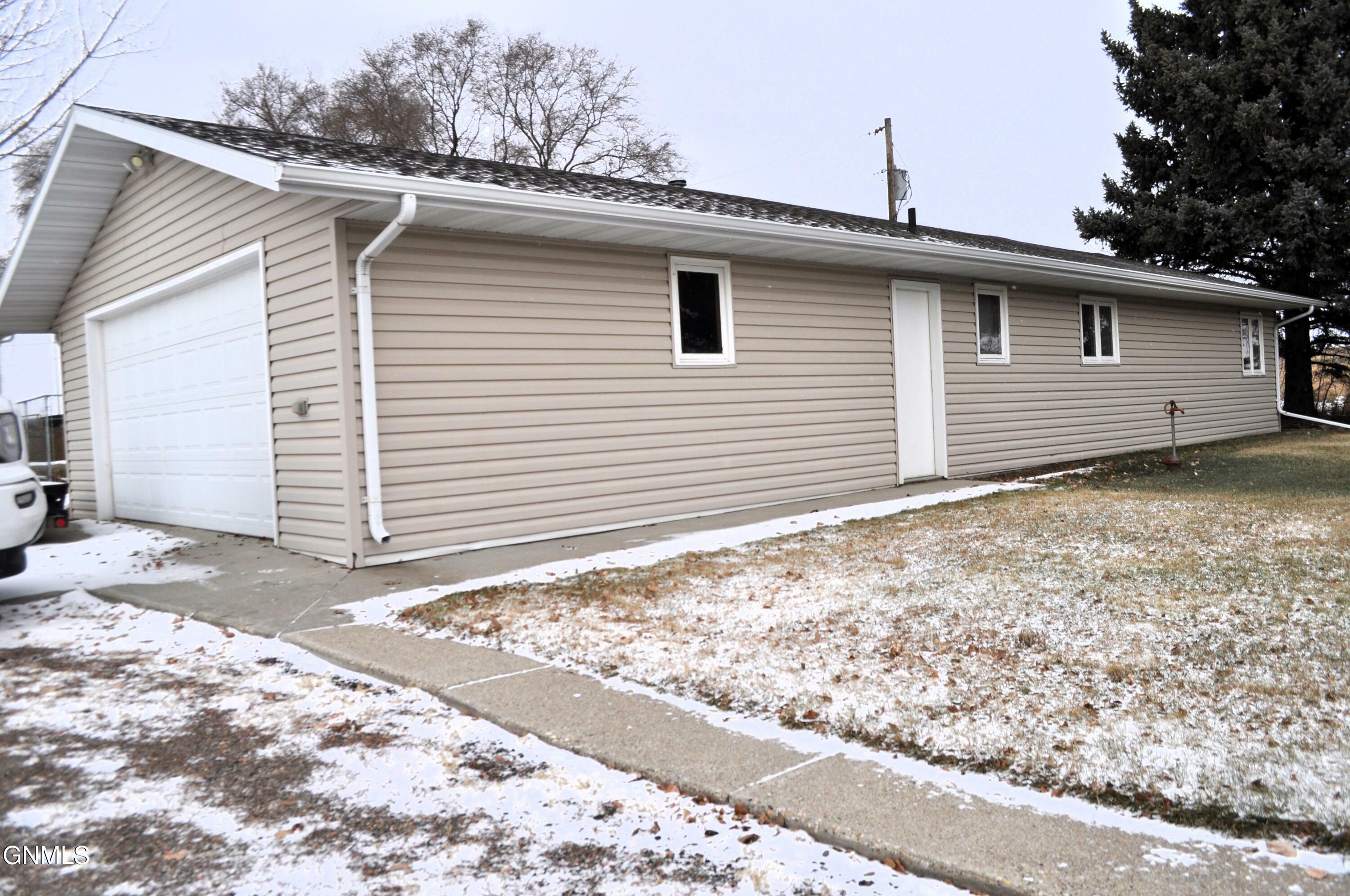 Property Photo:  1300 Crestfield Avenue  ND 58503 