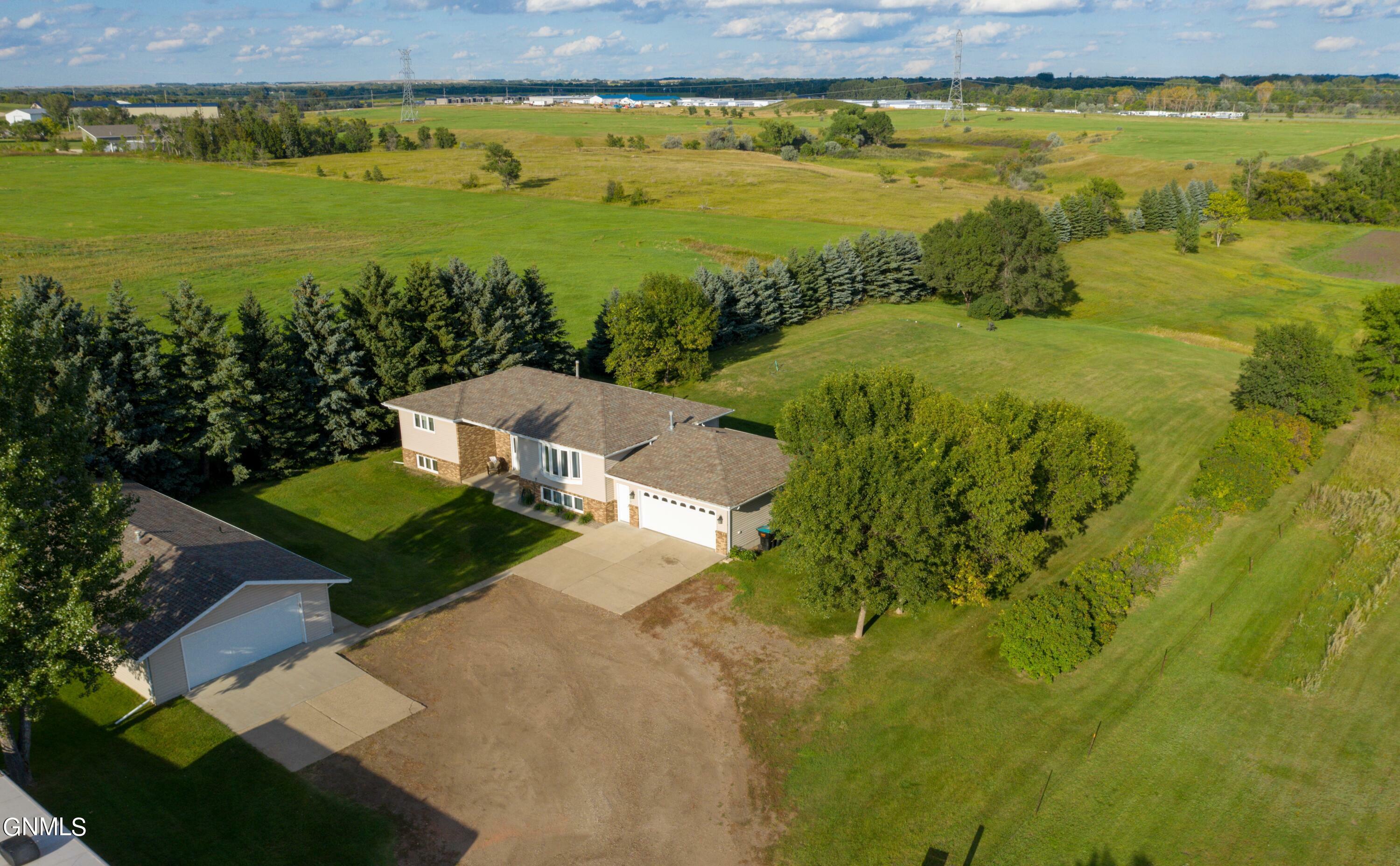 Property Photo:  1300 Crestfield Avenue  ND 58503 