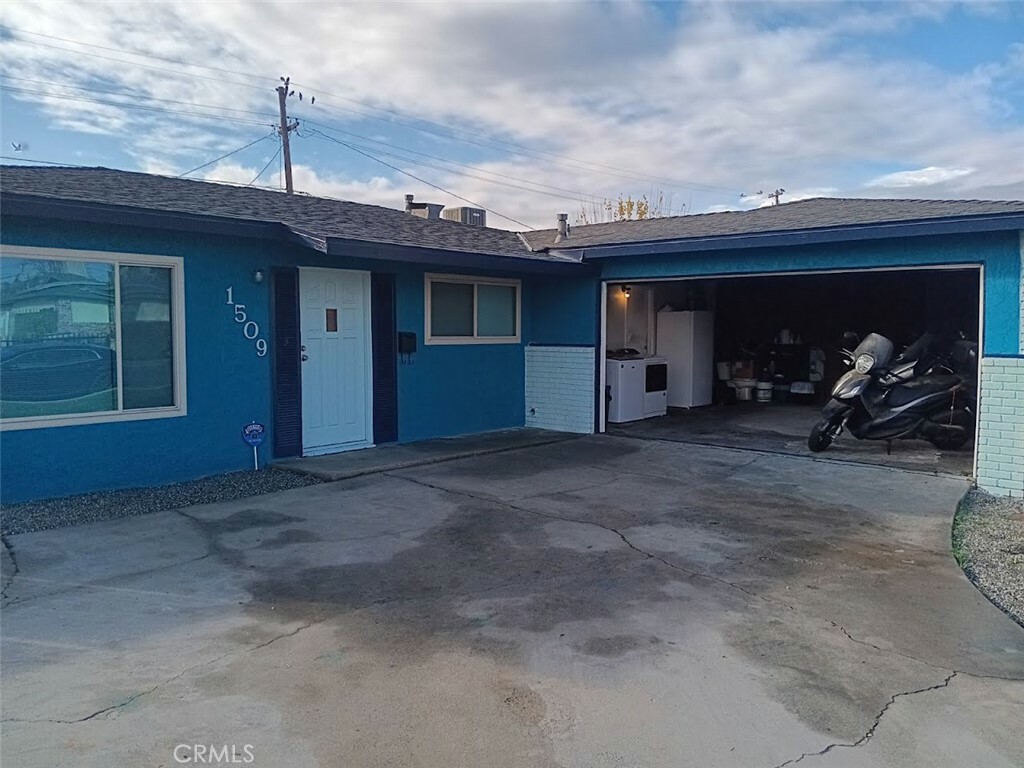 Property Photo:  1509 Ivan Avenue  CA 93304 