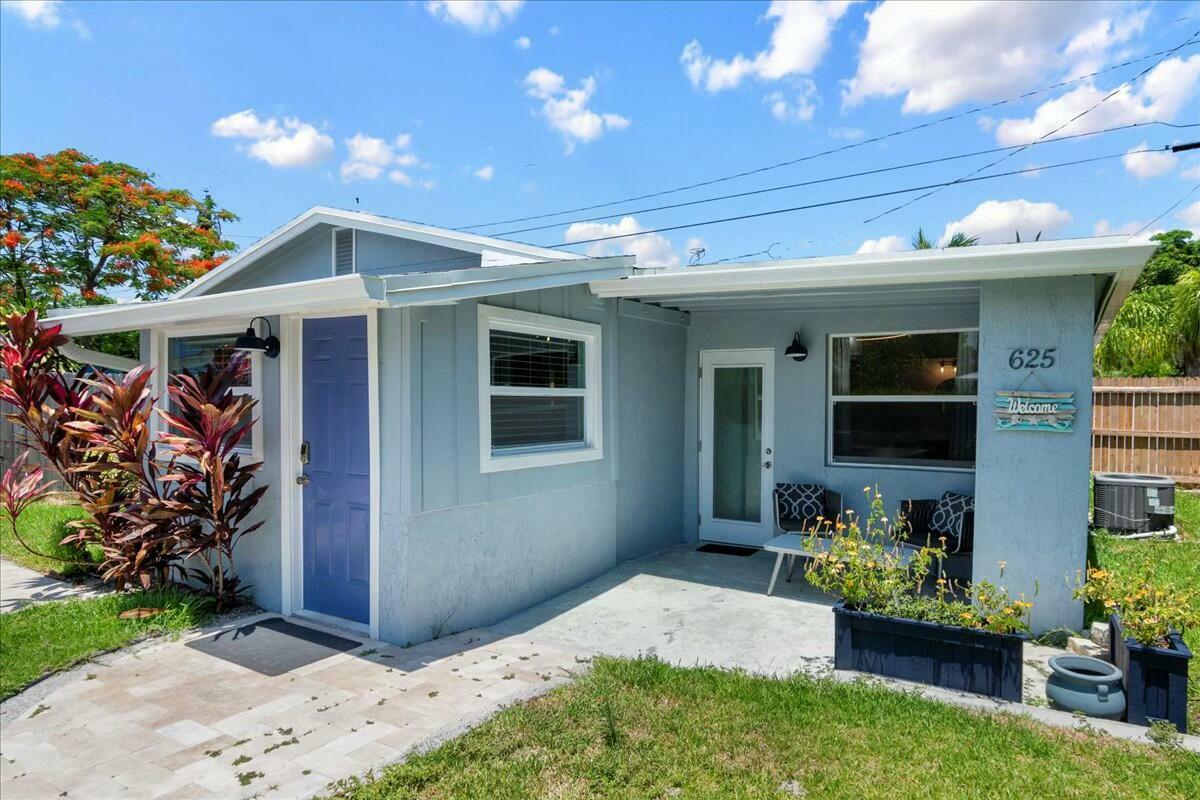 Property Photo:  625 SE 3rd Avenue  FL 33483 