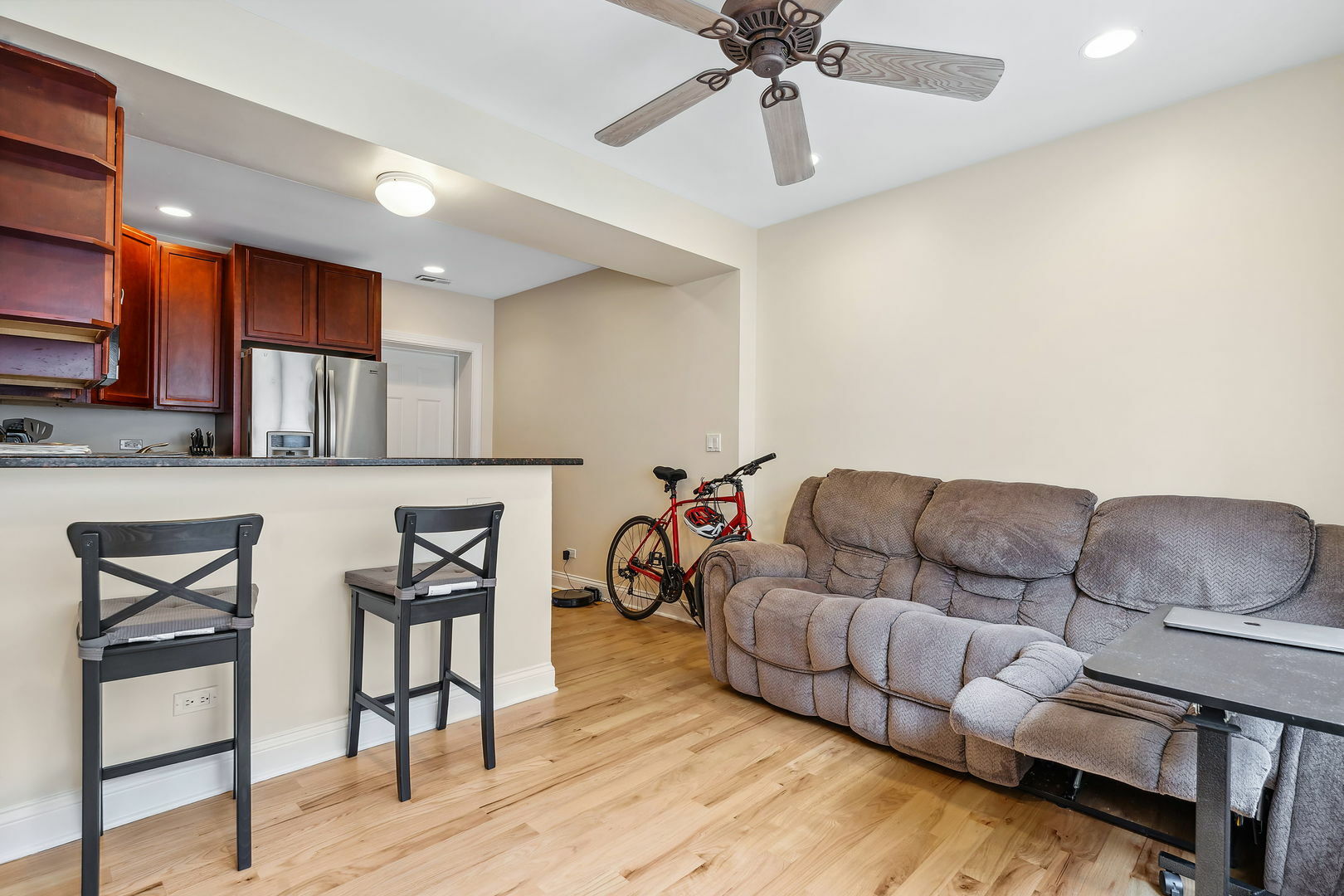 Property Photo:  1939 W Granville Avenue 1  IL 60660 