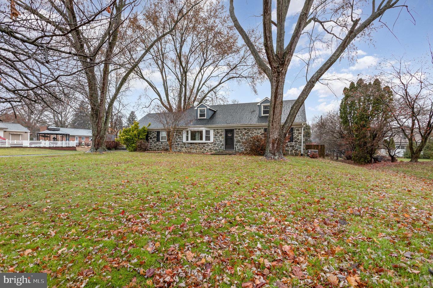 Property Photo:  2033 Robindale Avenue  PA 17601 