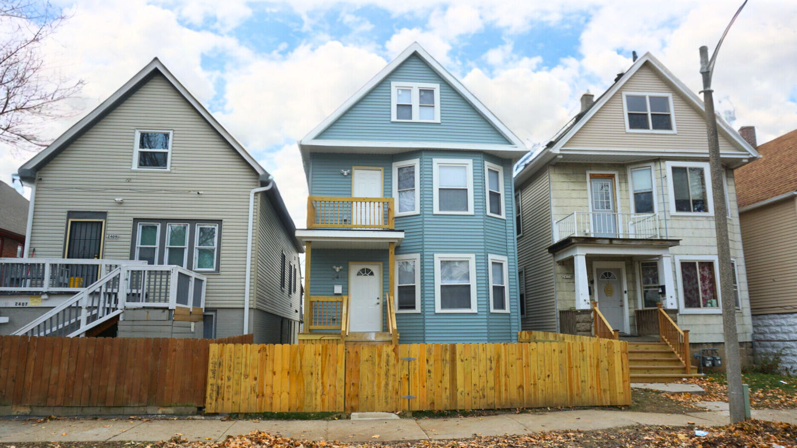 Property Photo:  2411 W Maple St  WI 53204 