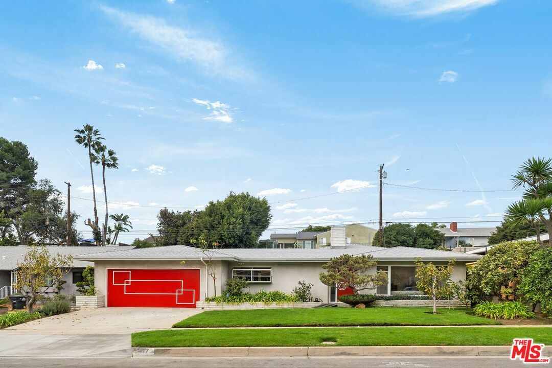 Property Photo:  5917  S Le Doux Rd  CA 90056 