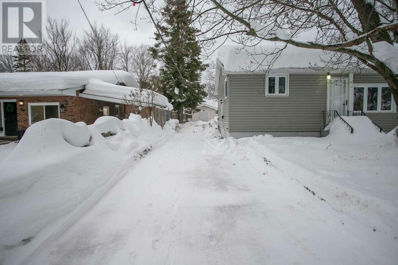 Photo de la propriété:  94 A&B Amy Ave  ON P6B 3X6 