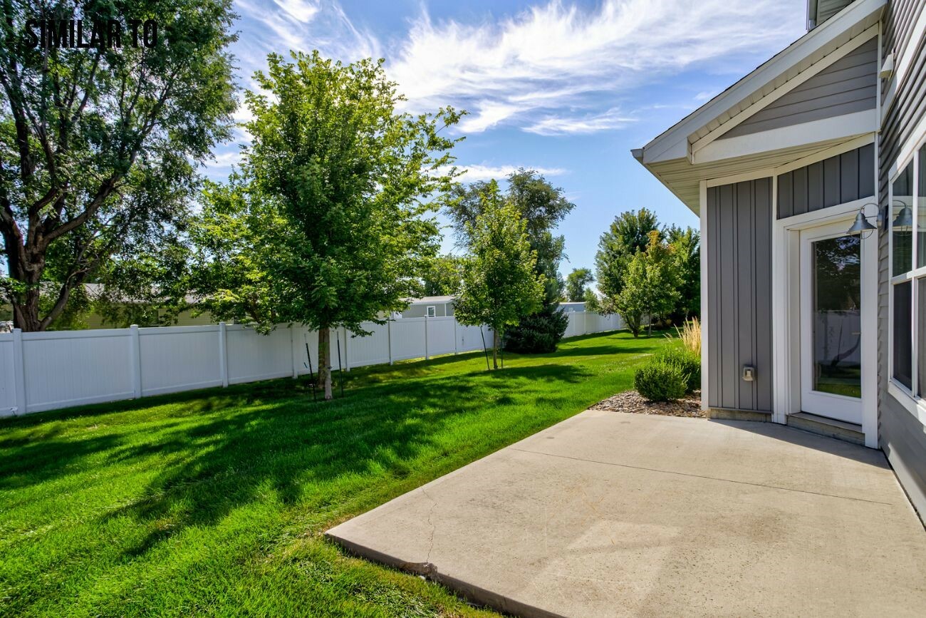 Property Photo:  306 Larson Drive  IA 50124 