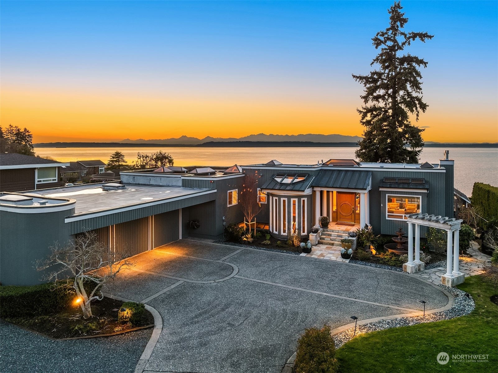 Property Photo:  711  Driftwood Place  WA 98020 