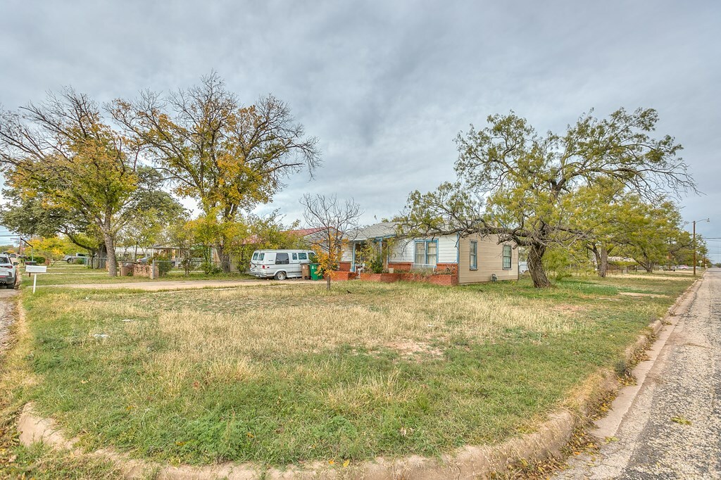 Property Photo:  1426 Coke St  TX 76903 