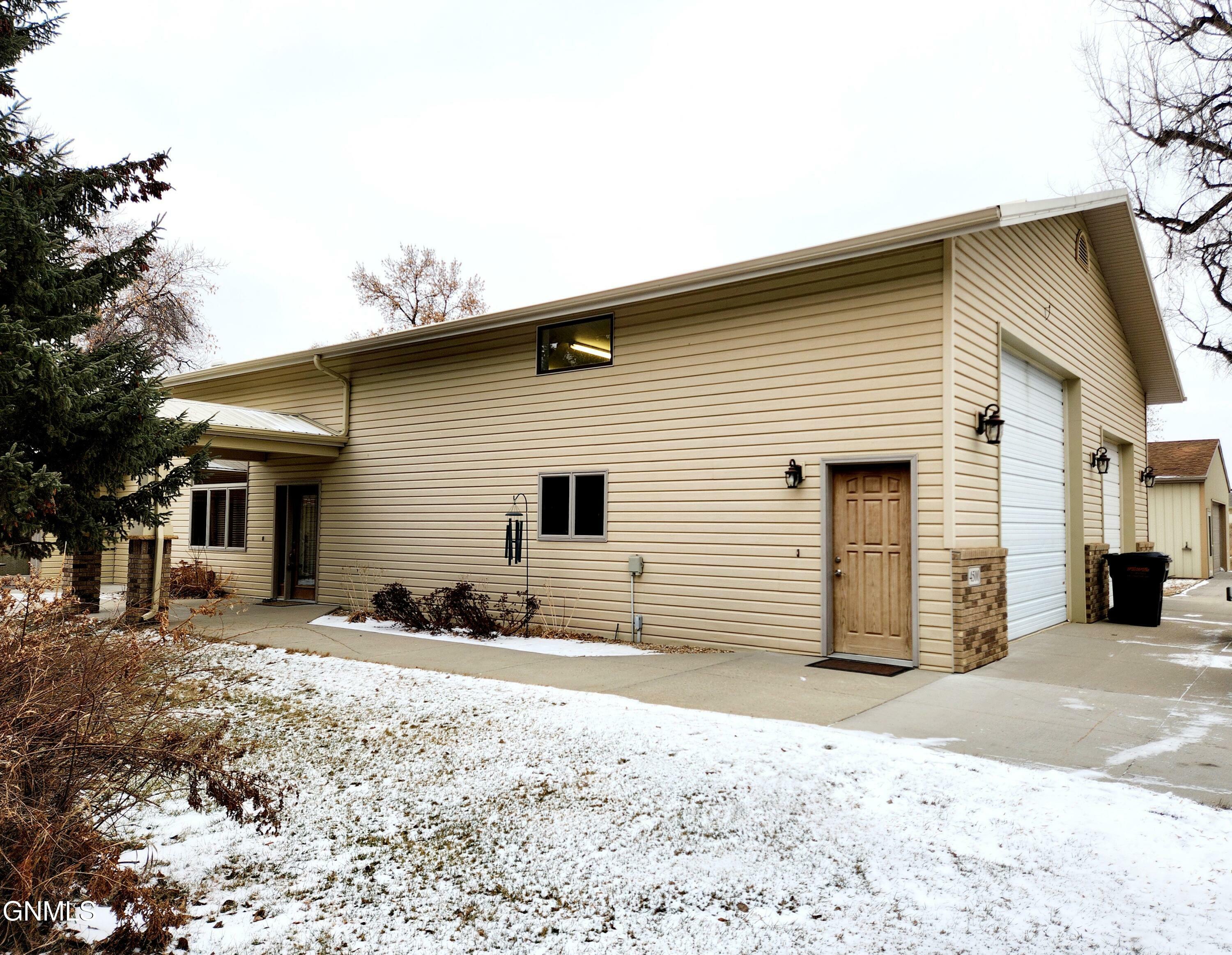 Property Photo:  4500 Thornburg Drive  ND 58504 