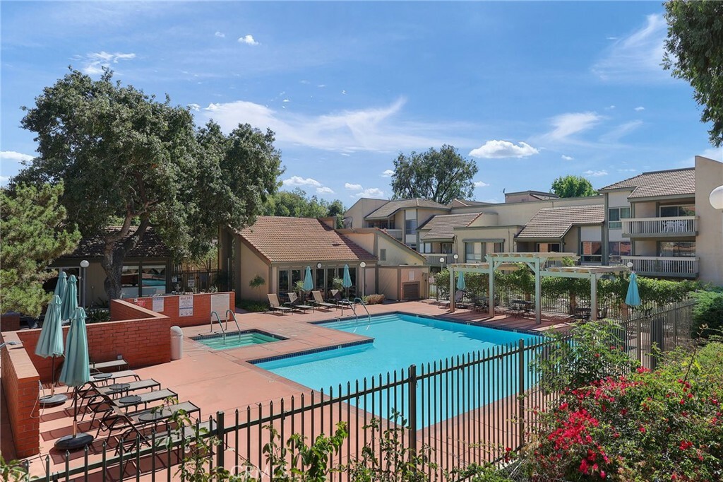 Property Photo:  460 Arbor Lane Court 103  CA 91360 