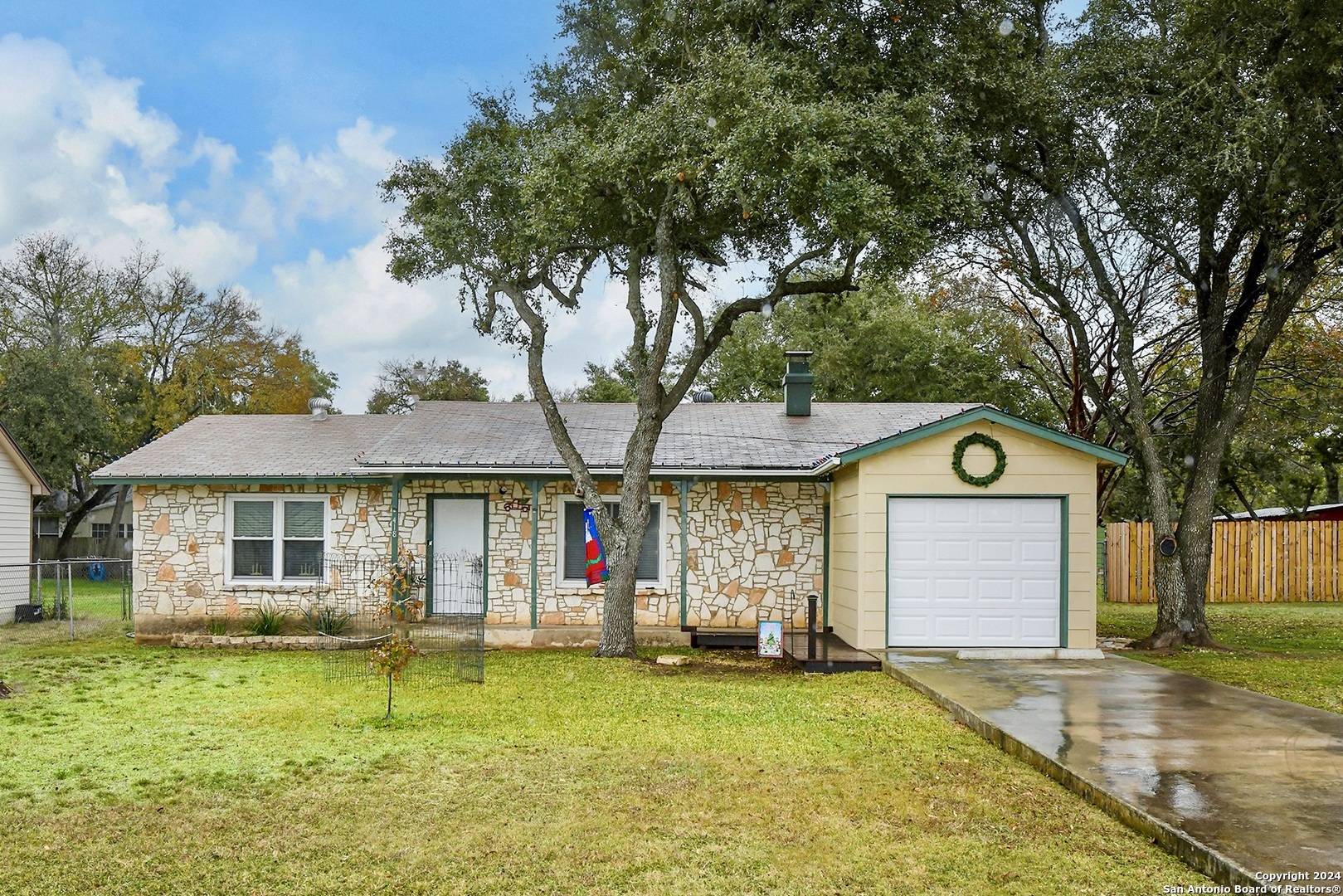 Property Photo:  418 Paradise Dr  TX 78133 