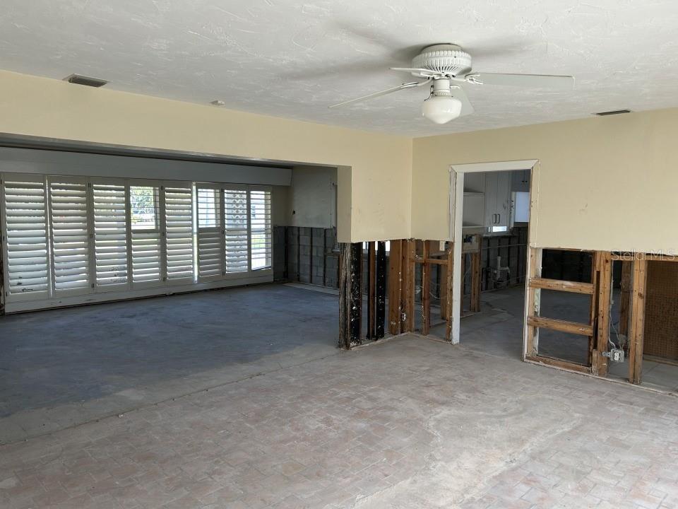 Property Photo: 15816 2nd St E FL 33708