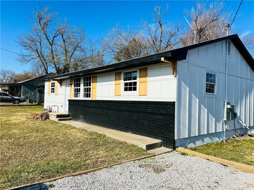 Property Photo:  102 Pierce Avenue  AR 72764 