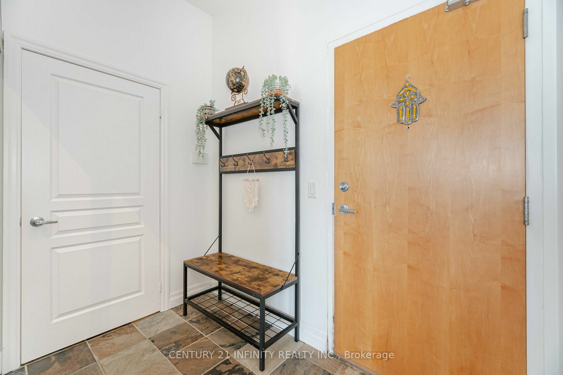 Property Photo:  3939 Duke Of York Blvd Ph01  ON L5B 4N2 