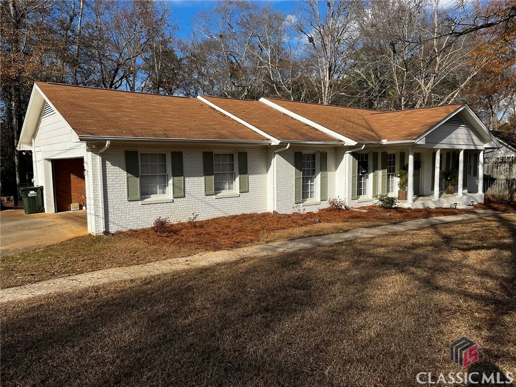 Property Photo:  375 Pinewood Circle  GA 30606 