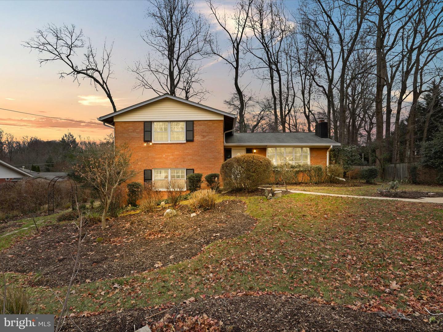 Property Photo:  6815 Maplecrest Drive  VA 22003 