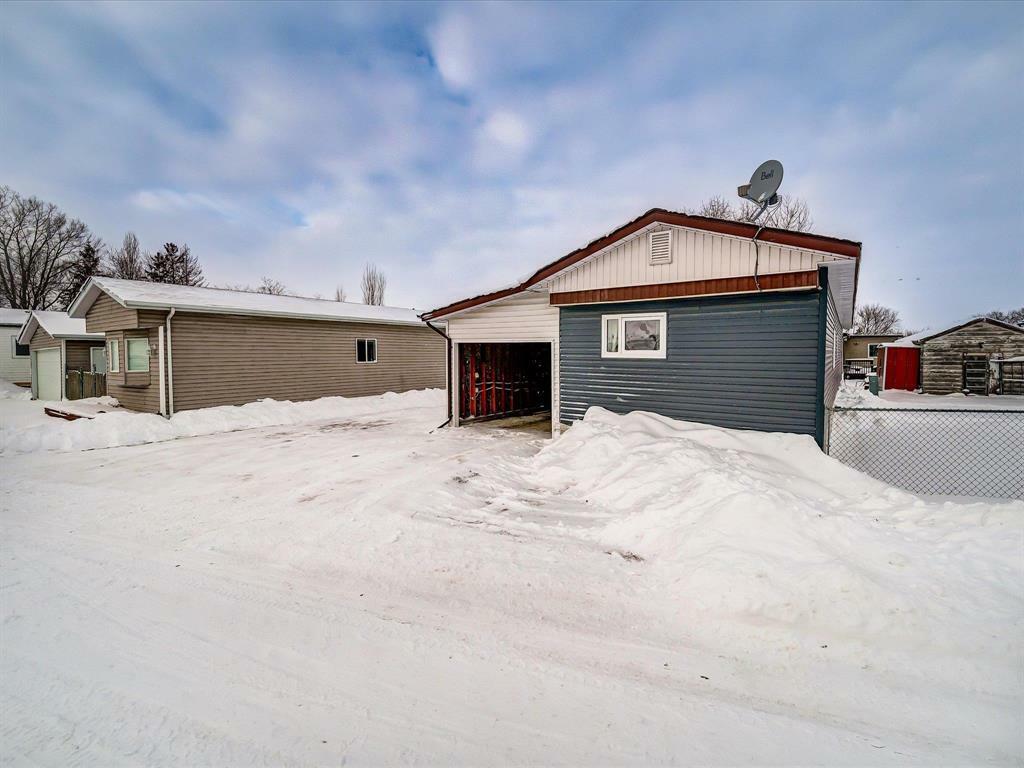 Property Photo:  38 Cedar Crescent  MB R1C 0G5 