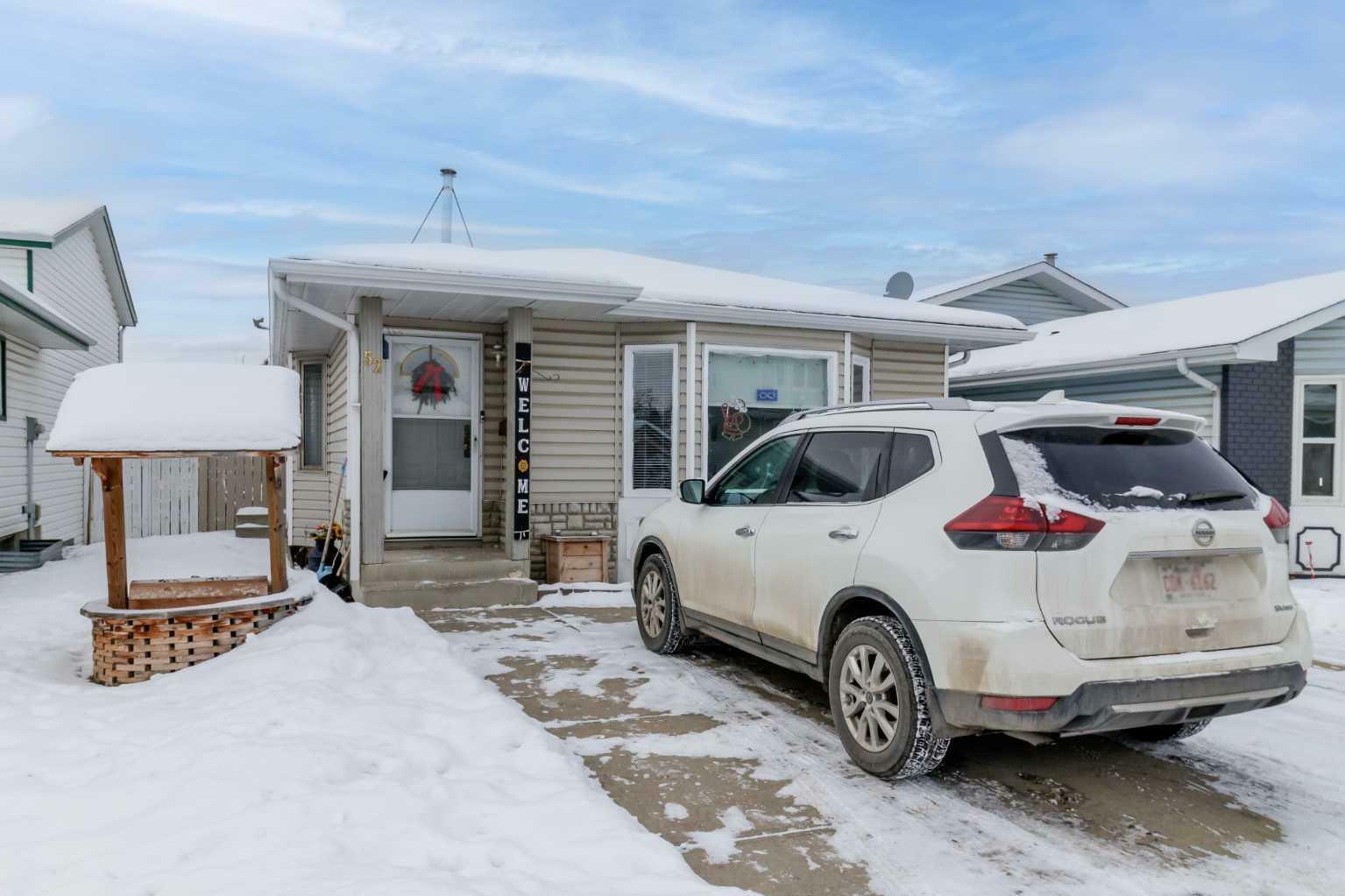 Property Photo:  52 Elliot Crescent  AB T4R 2J7 