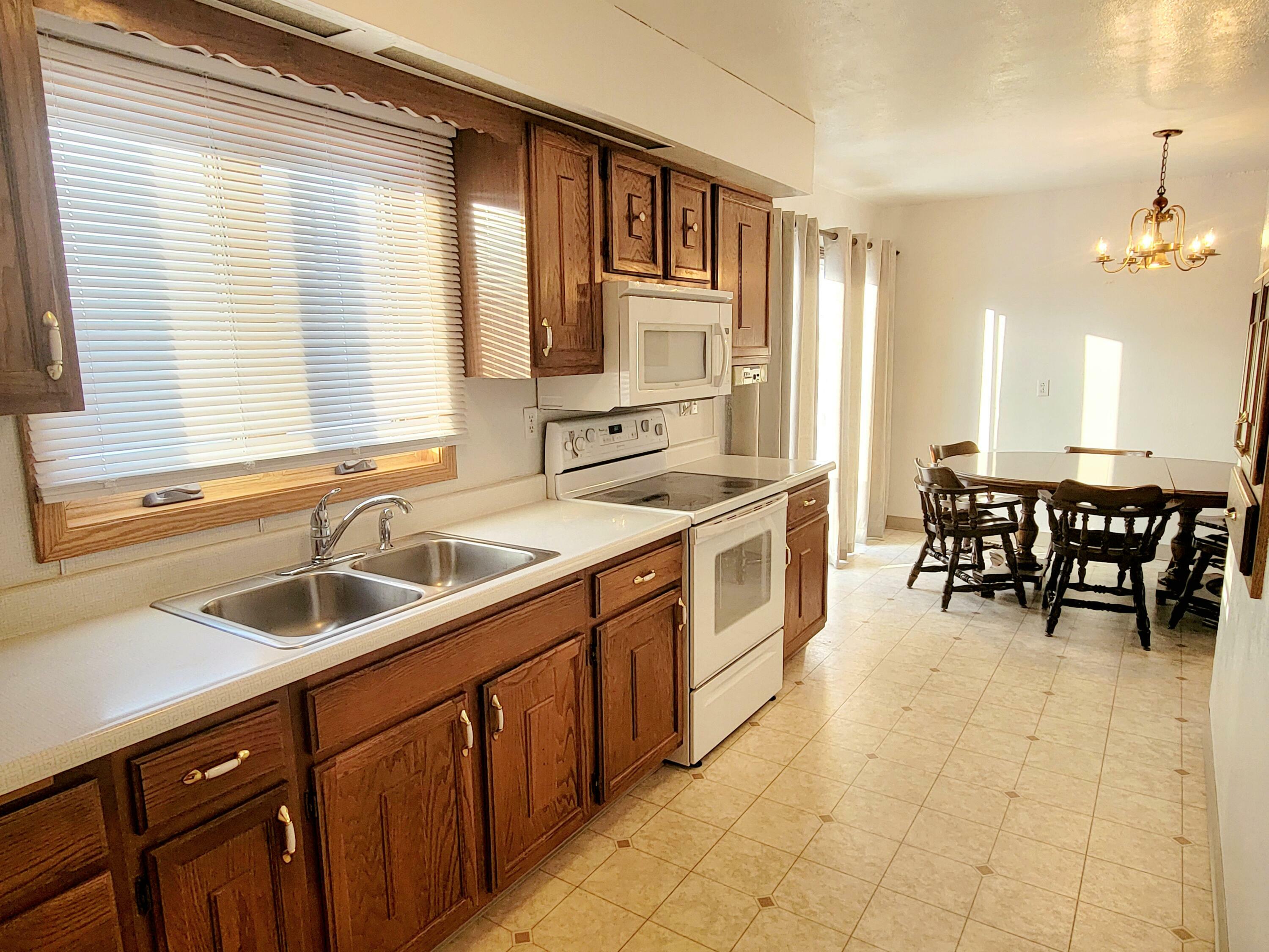 Property Photo: 408 NE Cedar St SD 57632