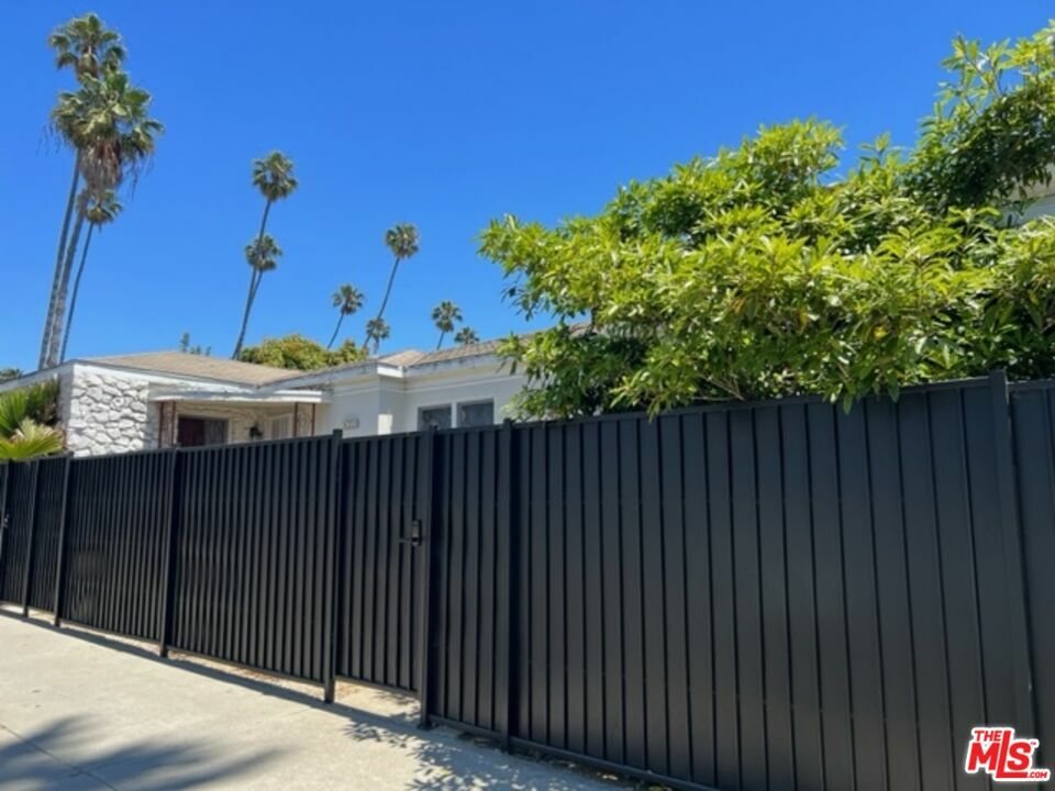 Property Photo:  808 Venice Blvd  CA 90291 