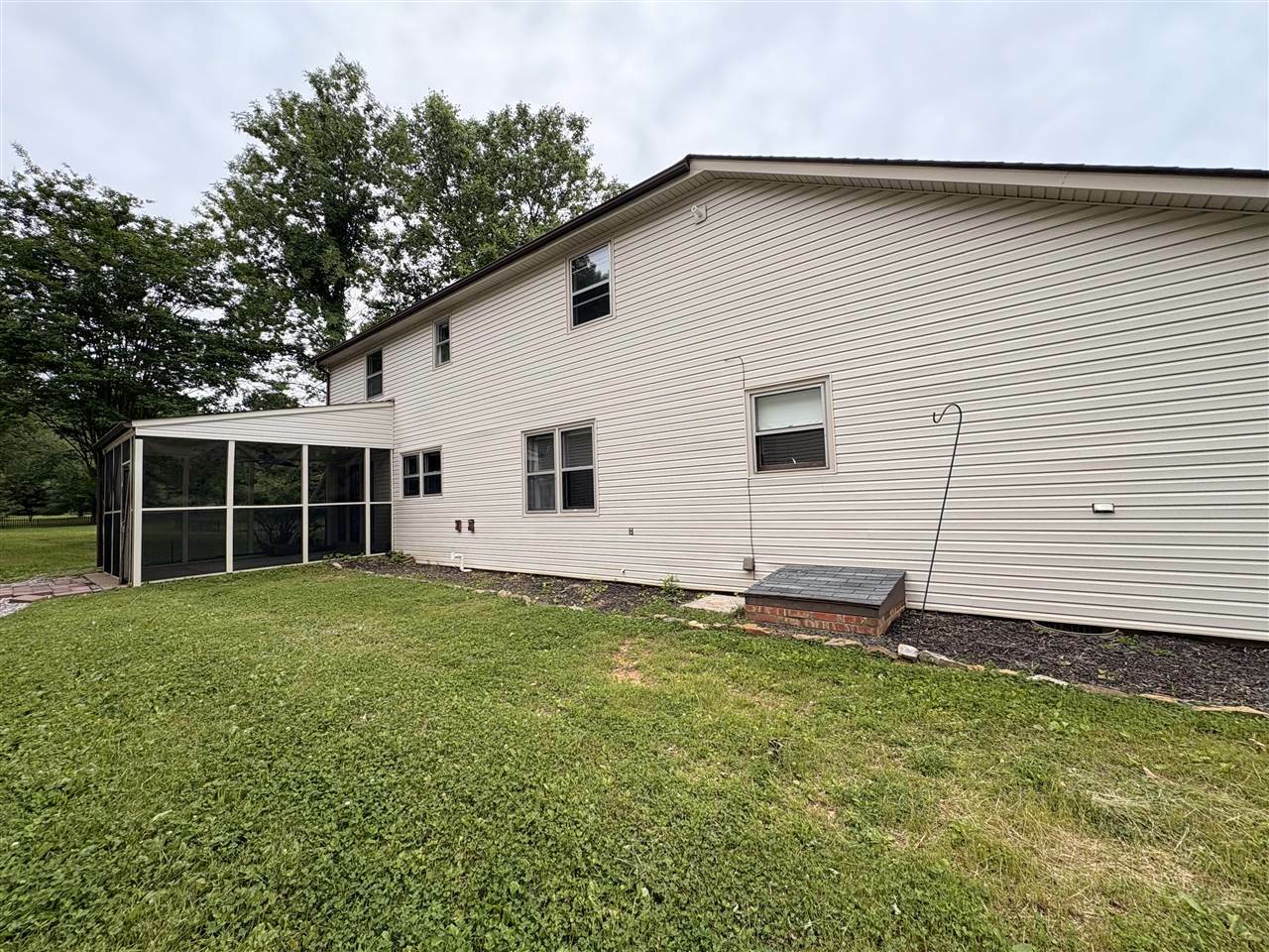 Property Photo: 712 Drakesborough Drive KY 42103