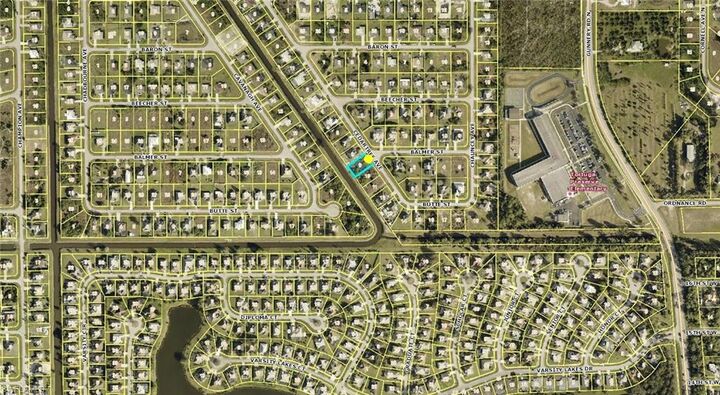 Property Photo: 1009 Cedartree Ave FL 33971