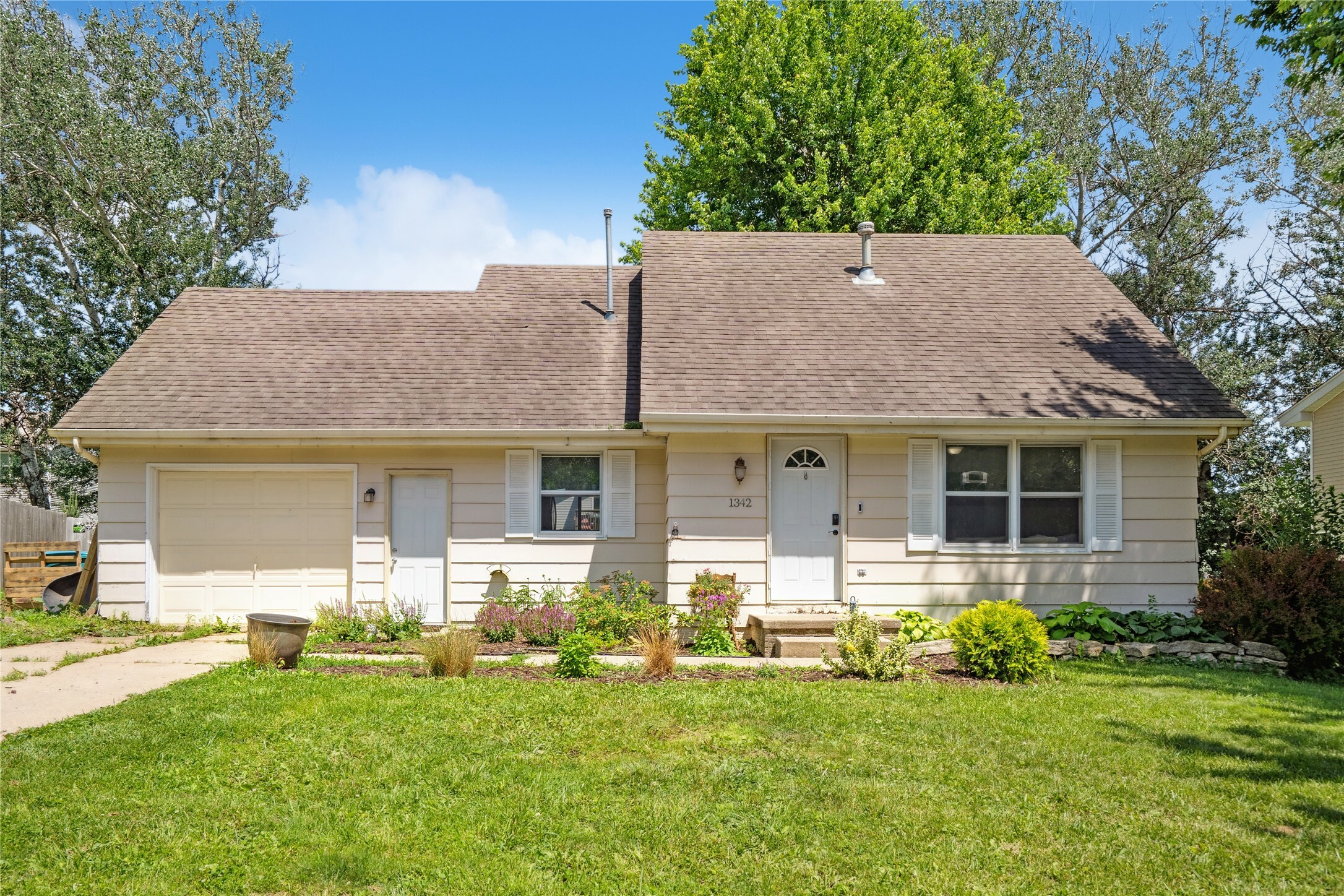 Property Photo: 1342 Hunter Drive IA 50211