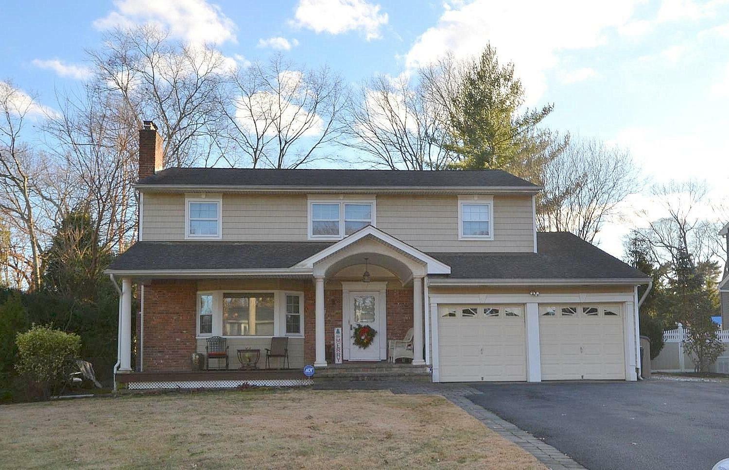 Property Photo:  4 Alberta Court  NY 11787 