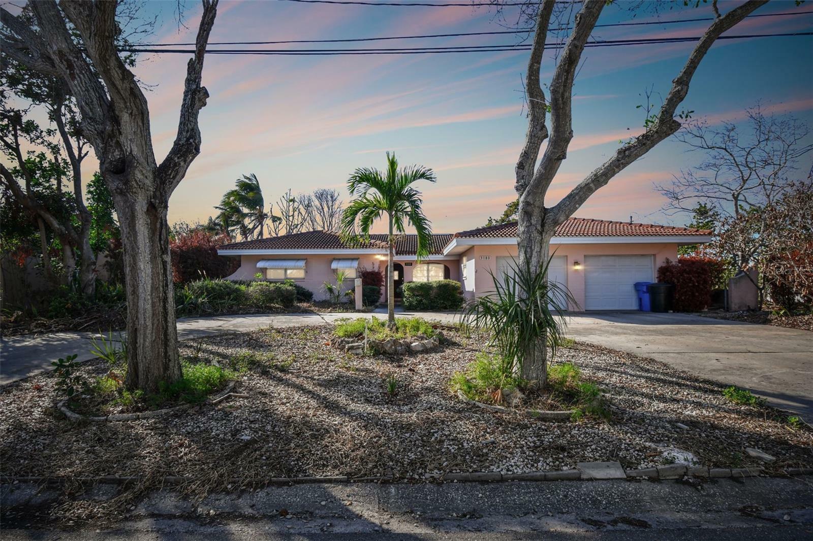 Property Photo:  3180 Sunset Drive N  FL 33710 