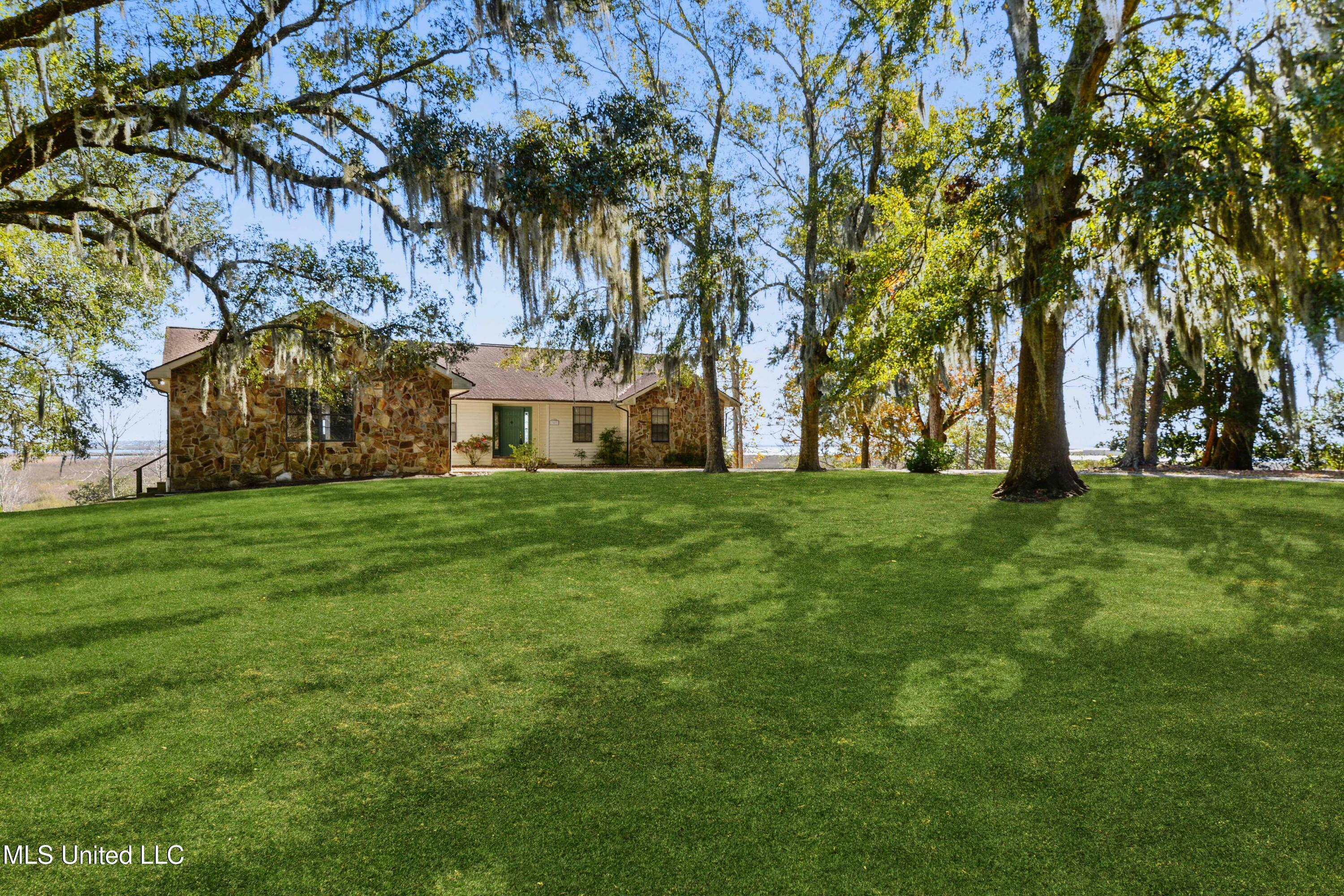 Property Photo:  702 Homestead Boulevard  MS 39553 