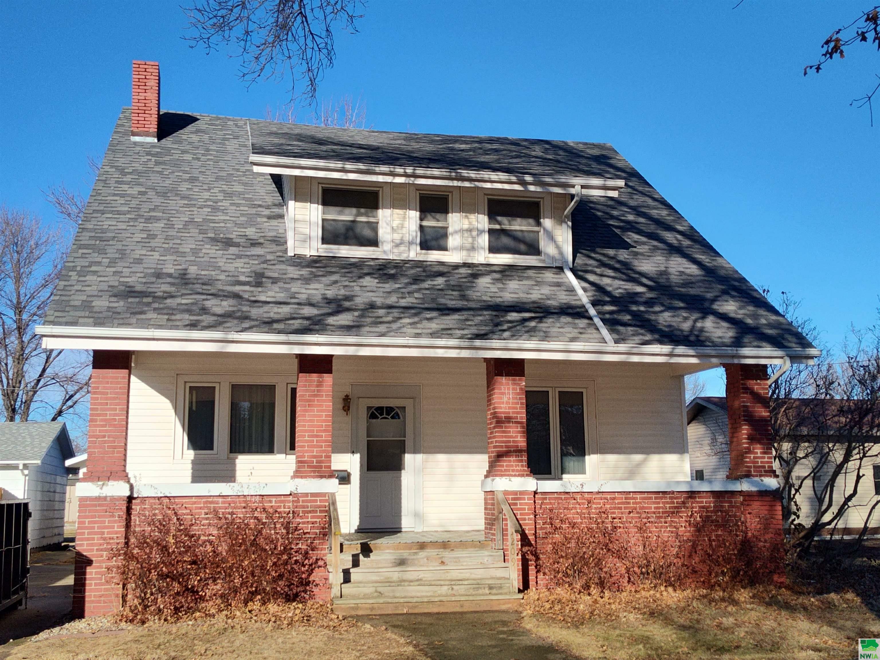 Property Photo: 209 1st St SE IA 51031