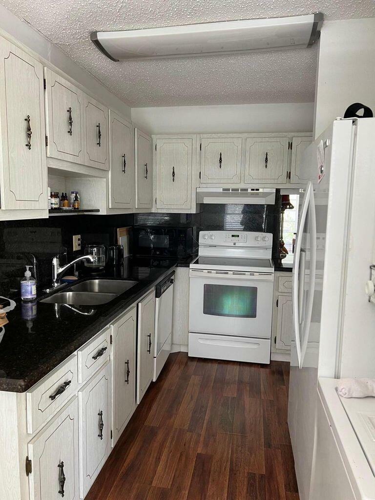 Property Photo:  1140 Mahogany Way 202  FL 33445 